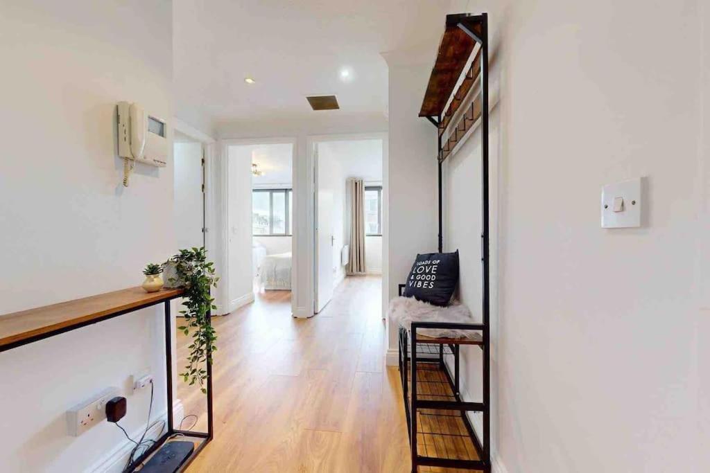 Luxstay 2br Earls Court Sleeps Up To 10 Londen